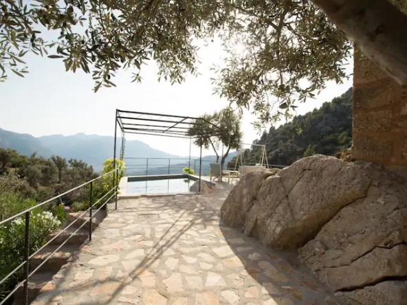 Terraza con piscina y vistas a la montaña