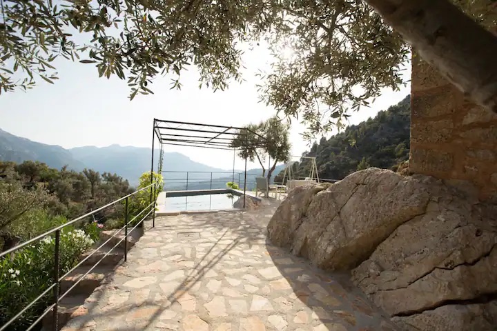 Terraza con piscina y vistas a la montaña