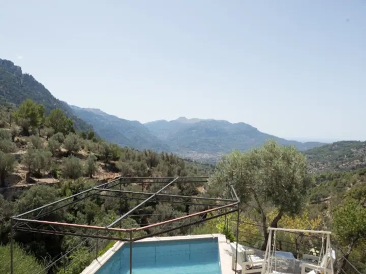 Terraza con piscina y vistas a la montaña