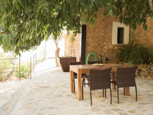 Terraza con piscina y vistas a la montaña