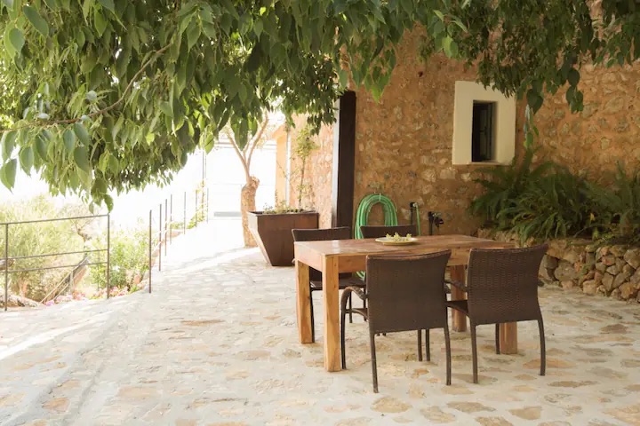 Terraza con piscina y vistas a la montaña