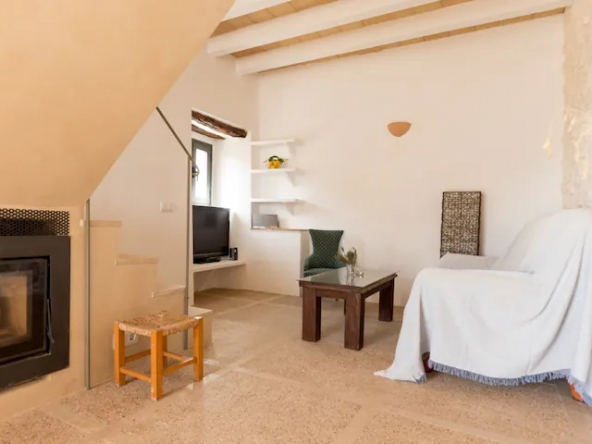 Salón con chimenea en casa de montaña