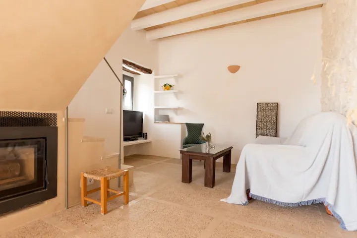 Salón con chimenea en casa de montaña