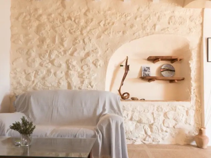 Salón con chimenea en casa de montaña