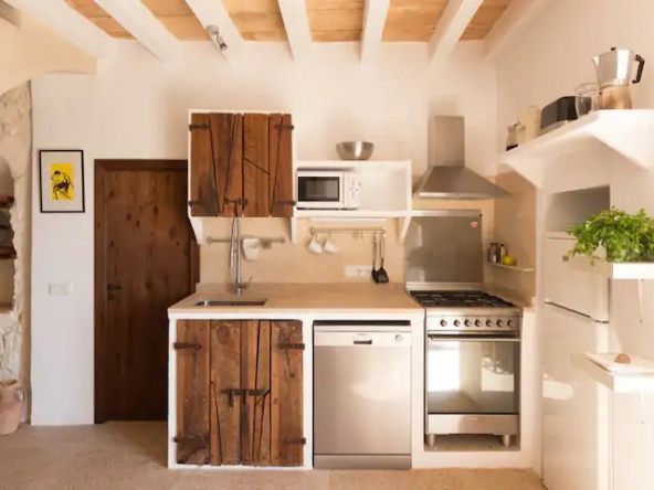 Cocina rústica completamente equipada