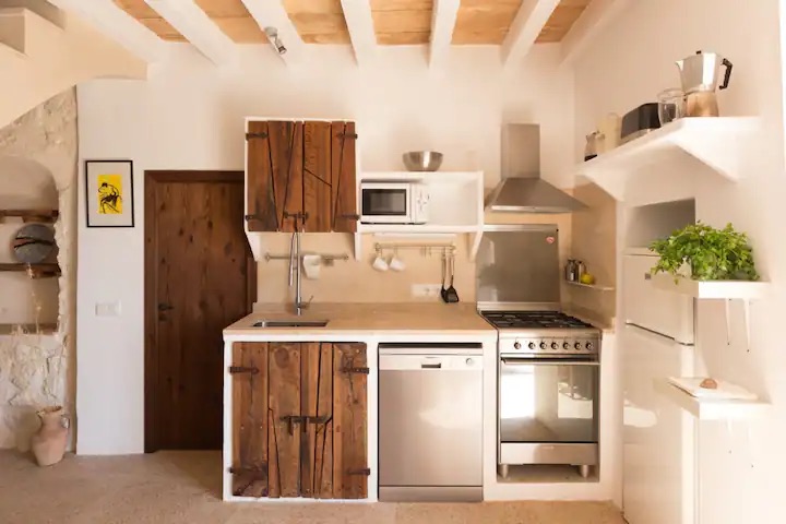 Cocina rústica completamente equipada