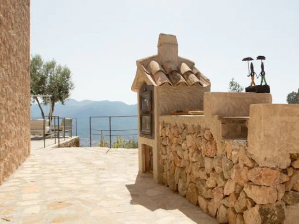 Horno de leña tradicional junto a la terraza