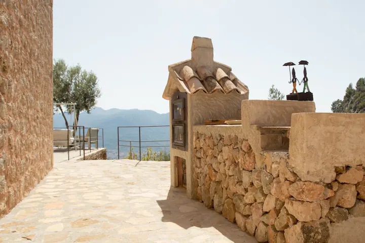 Horno de leña tradicional junto a la terraza
