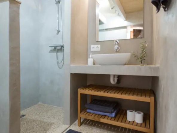 Baño completo con acabados moderno