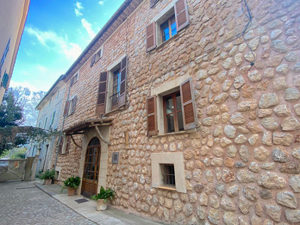 Entrada principal de la casa con acceso a varias estancias