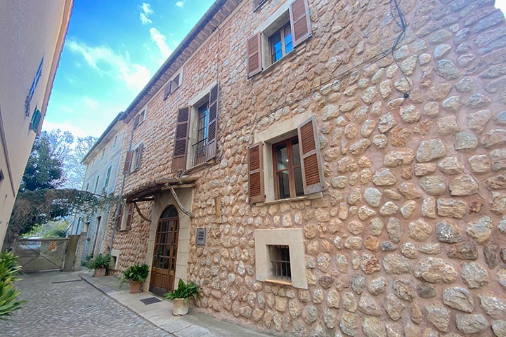 Entrada principal de la casa con acceso a varias estancias