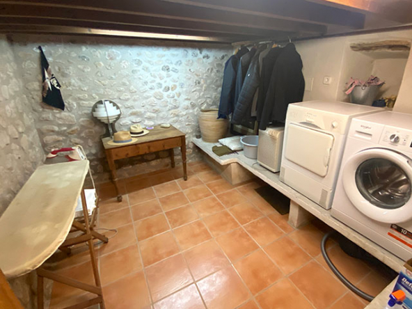 Lavandería independiente con armarios y espacio