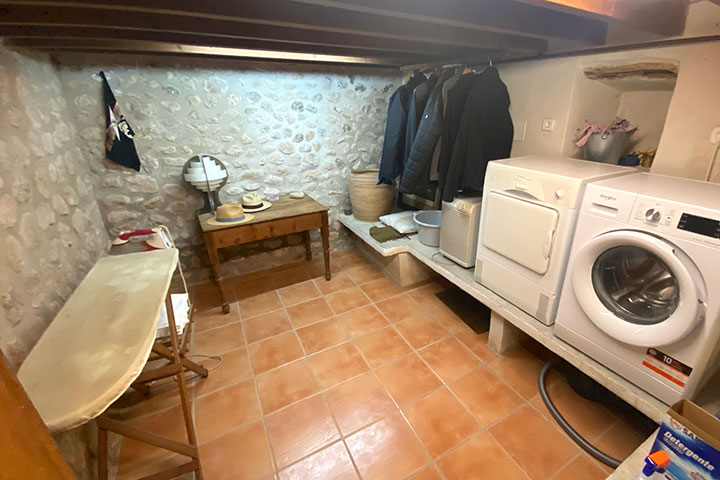 Lavandería independiente con armarios y espacio