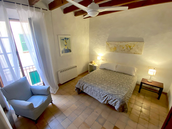 Dormitorio doble con abundante luz natural y armarios empotrados