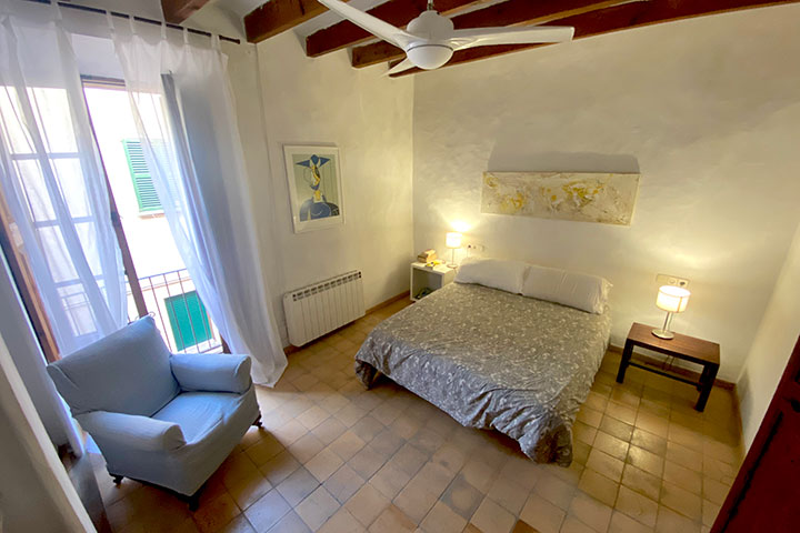 Dormitorio doble con abundante luz natural y armarios empotrados