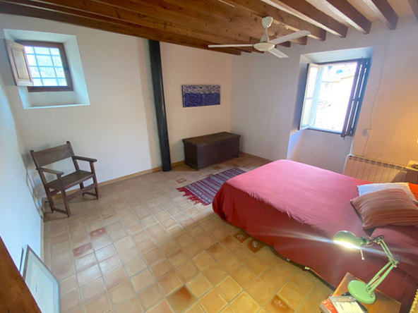 Dormitorio principal con luz natural y armarios empotrados