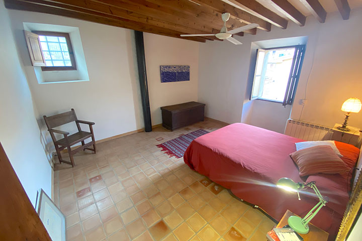 Dormitorio principal con luz natural y armarios empotrados