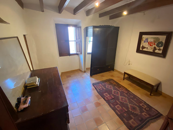 Sala de estar elevada con chimenea moderna