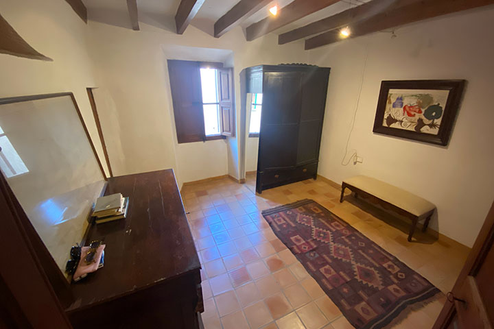 Sala de estar elevada con chimenea moderna