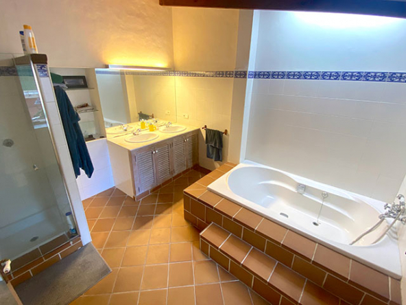 Baño con ducha en planta baja