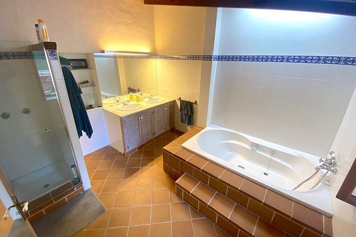 Baño con ducha en planta baja