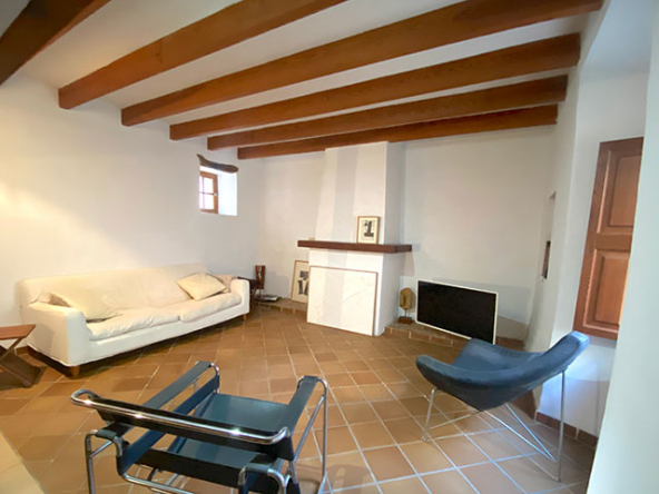 Sala de estar elevada con chimenea moderna