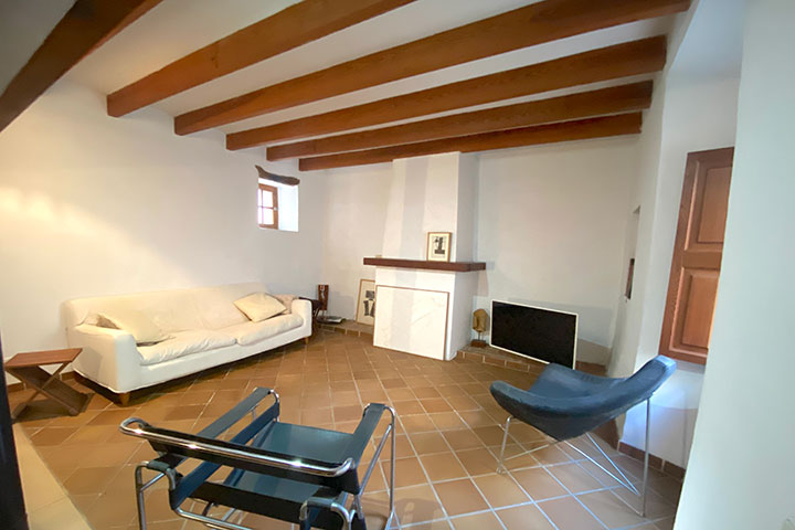 Sala de estar elevada con chimenea moderna