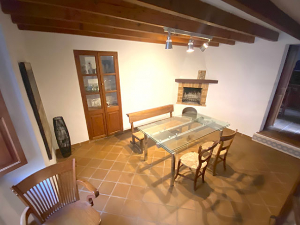 Sala de estar elevada con chimenea moderna