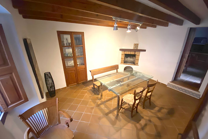 Sala de estar elevada con chimenea moderna