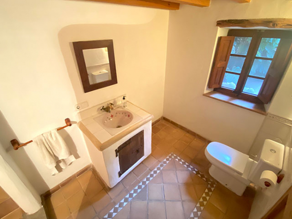 Baño completo con ducha en planta baja