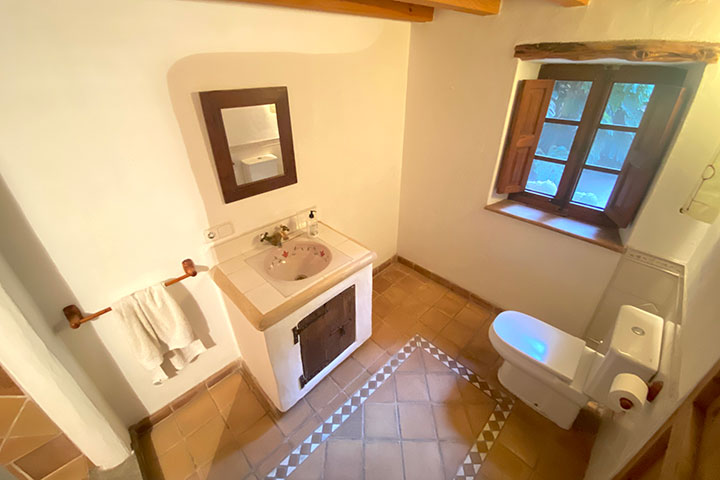 Baño completo con ducha en planta baja