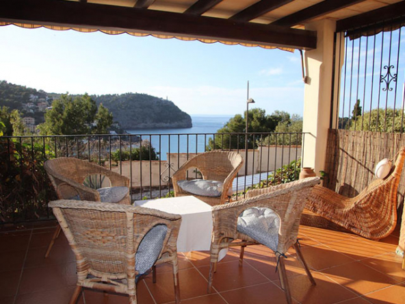 Vista lateral de la terraza con el puerto al fondo