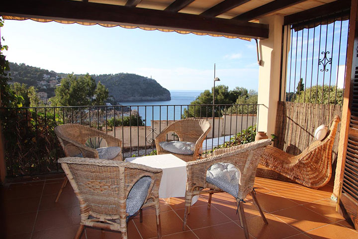 Vista lateral de la terraza con el puerto al fondo