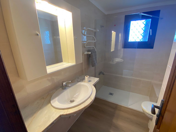 Baño en suite moderno