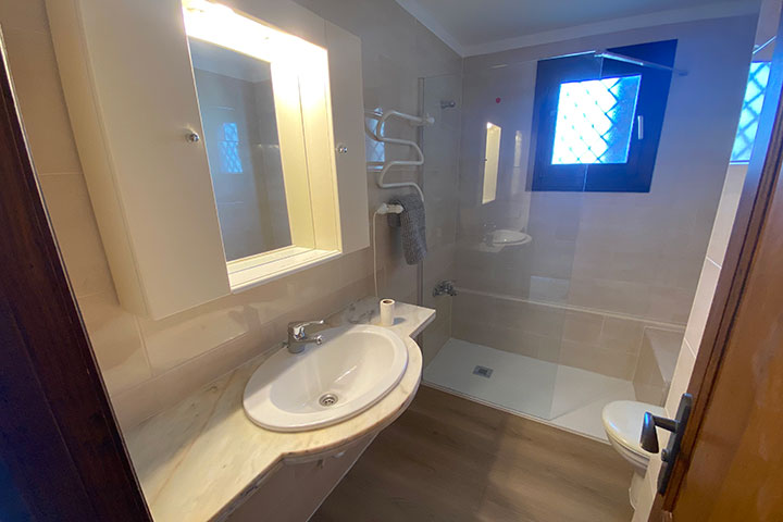 Baño en suite moderno