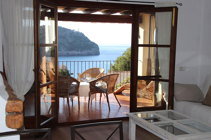 Detalle de carpintería de madera y ventanas Climalit