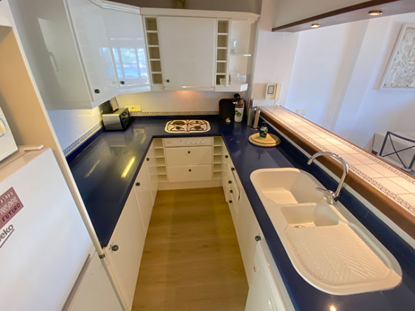 Cocina abierta con acceso a la terraza