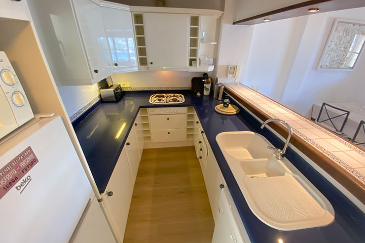 Cocina abierta con acceso a la terraza