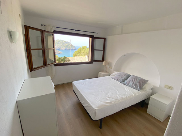 Dormitorio doble con detalles en madera