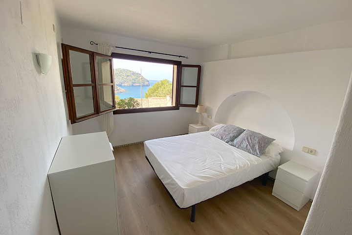 Dormitorio doble con detalles en madera