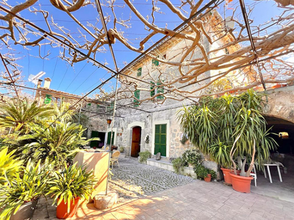 Entrada al conjunto de casas adosadas en un entorno natural único