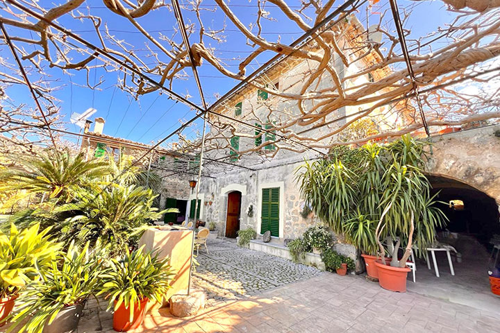 Entrada al conjunto de casas adosadas en un entorno natural único