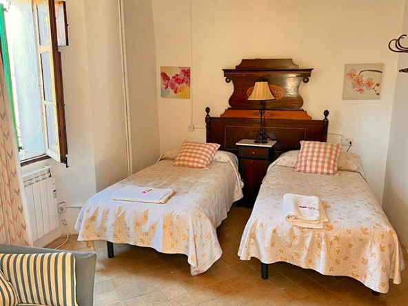 Dormitorio doble con decoración acogedora