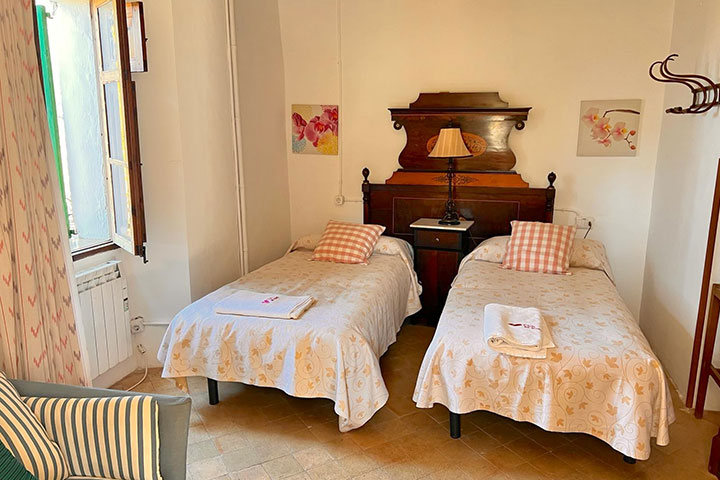 Dormitorio doble con decoración acogedora