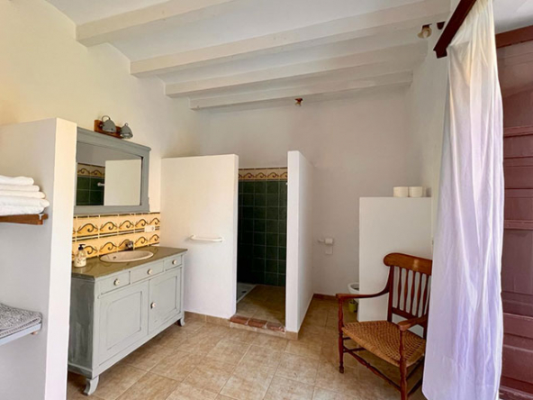 Sala de estar espaciosa con chimenea en estilo rústico