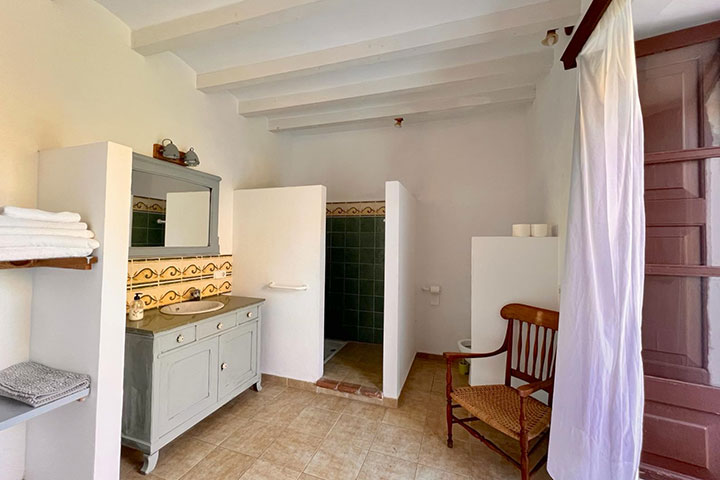 Sala de estar espaciosa con chimenea en estilo rústico