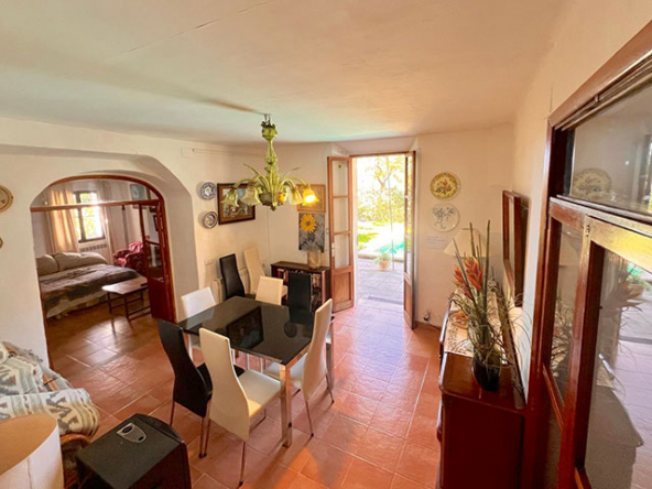 Salón amplio con decoración rústica y chimenea