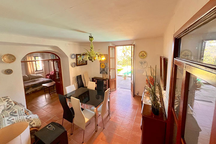 Salón amplio con decoración rústica y chimenea