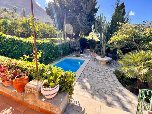 Piscina exterior en la propiedad