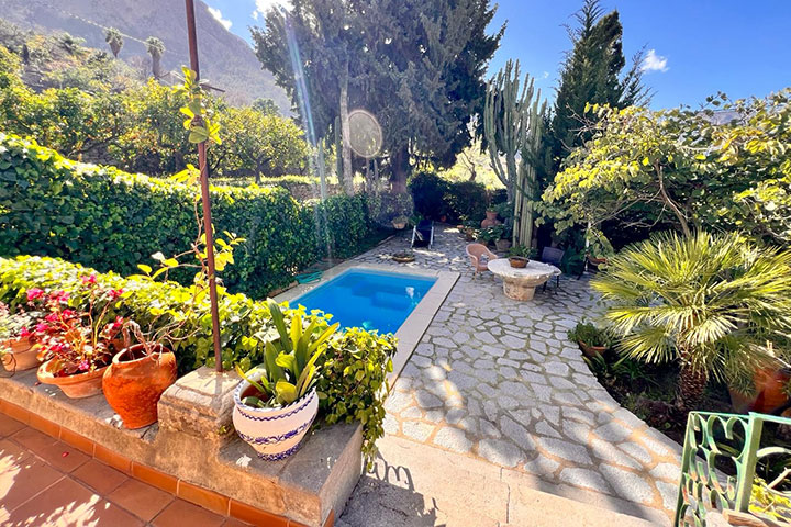 Piscina exterior en la propiedad